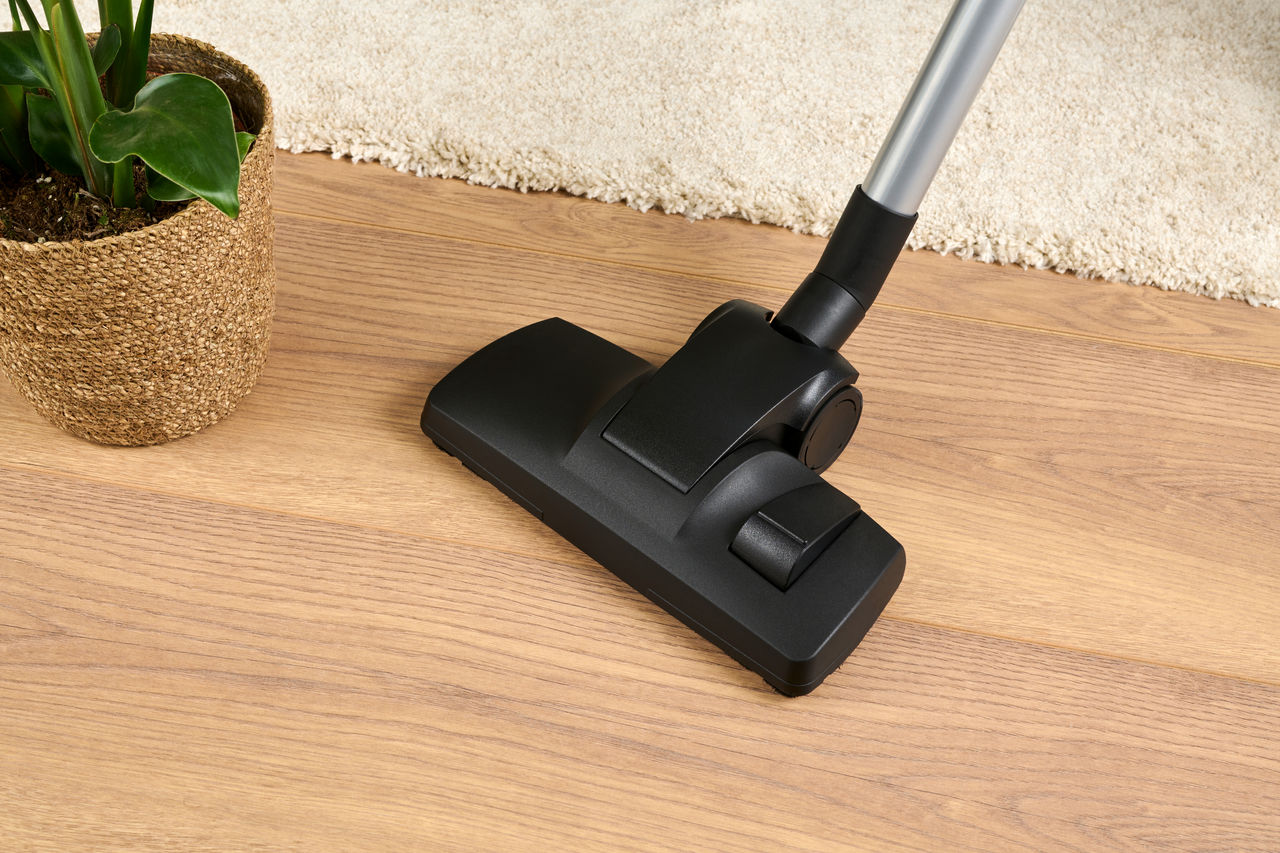 Holzboden wird mit Swirl Teppich- und Hartböden Umschaltdüse gesaugt