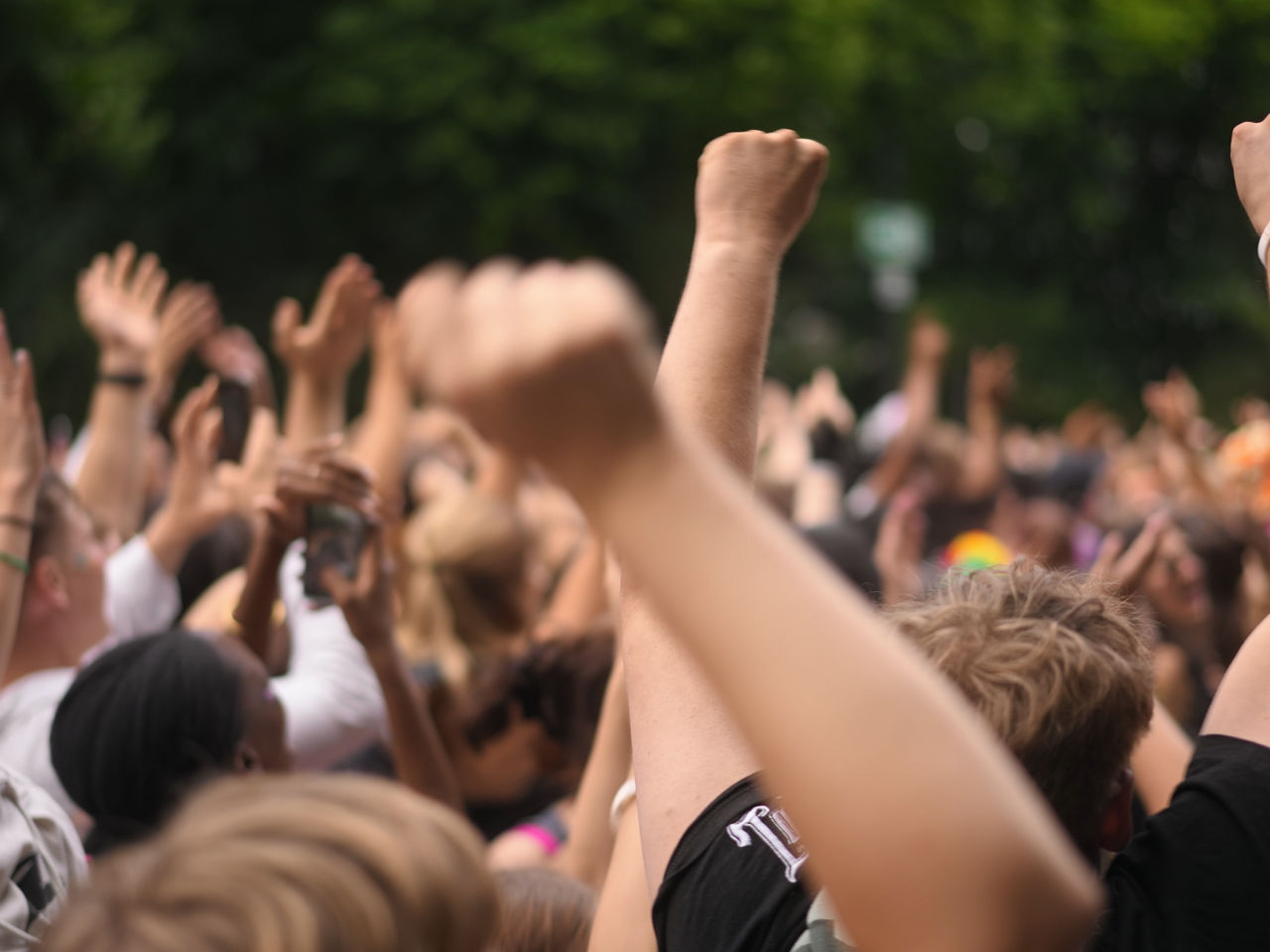 Menschenmenge am tanzen und jubeln